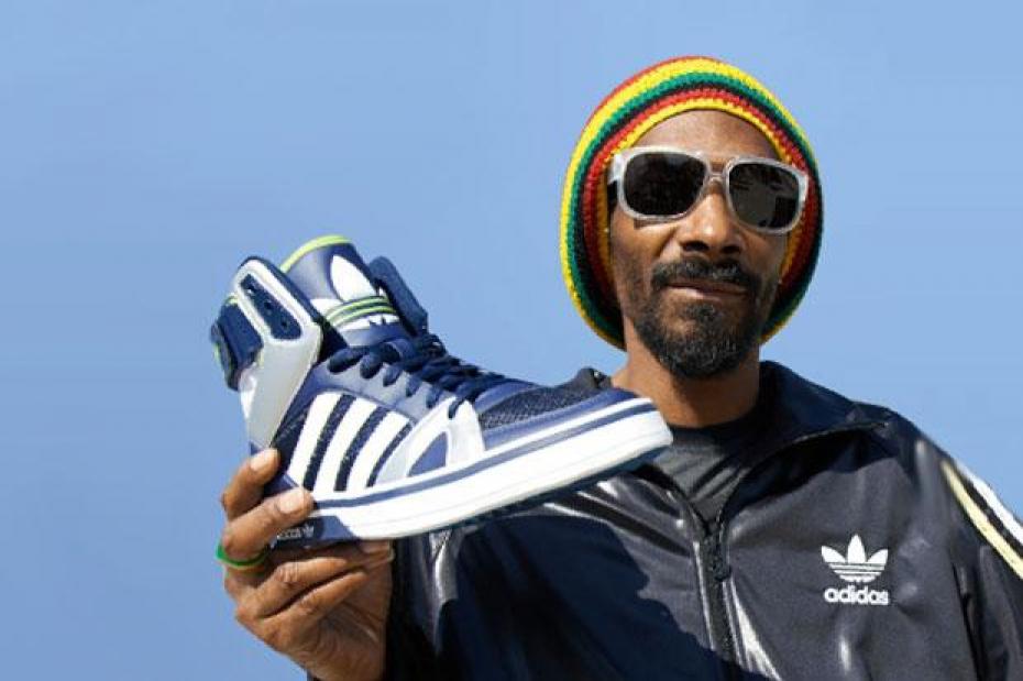 Адидас певец. Adidas Snoop. Snoop Dogg adidas. Снуп дог в адидасе. Снуп дог в очках.